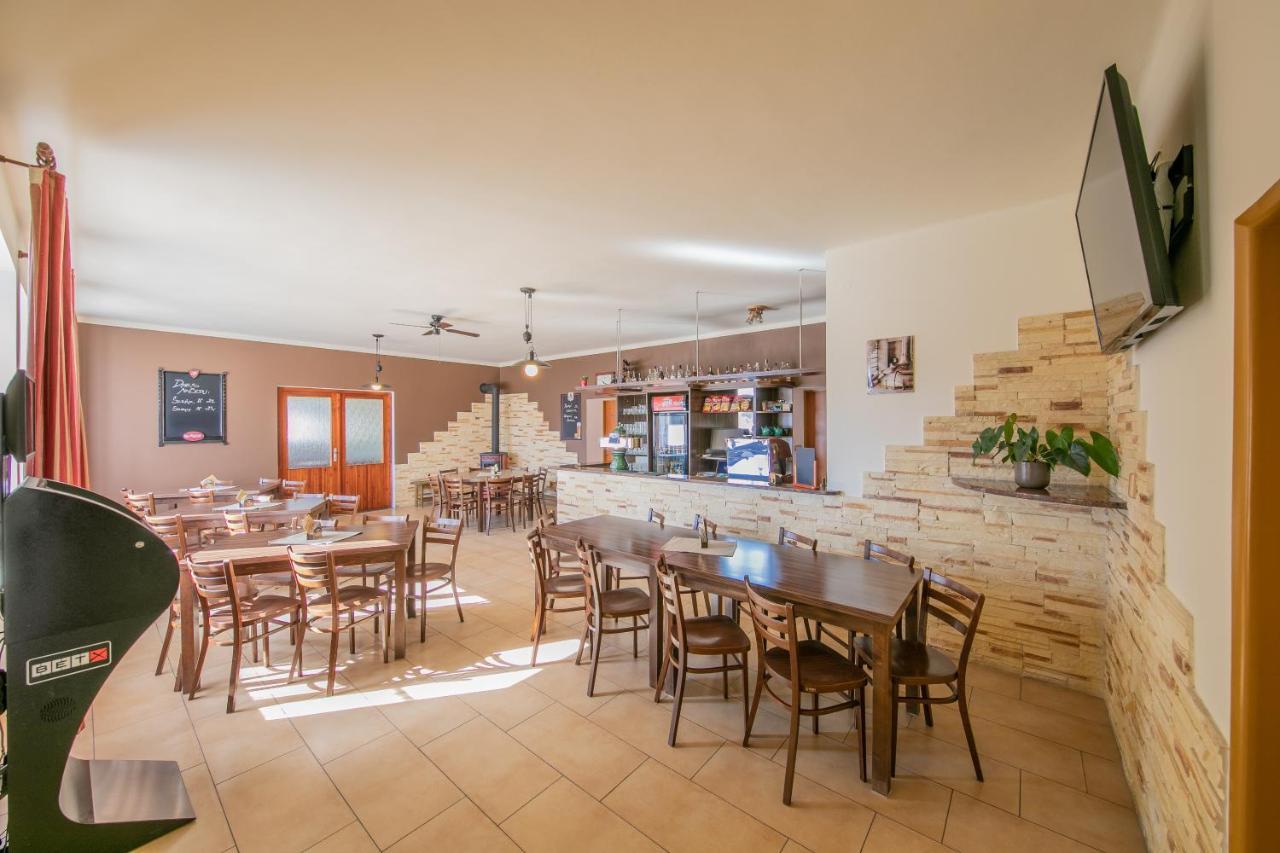 Na Rybnicku Bohutin Hotell Exteriör bild